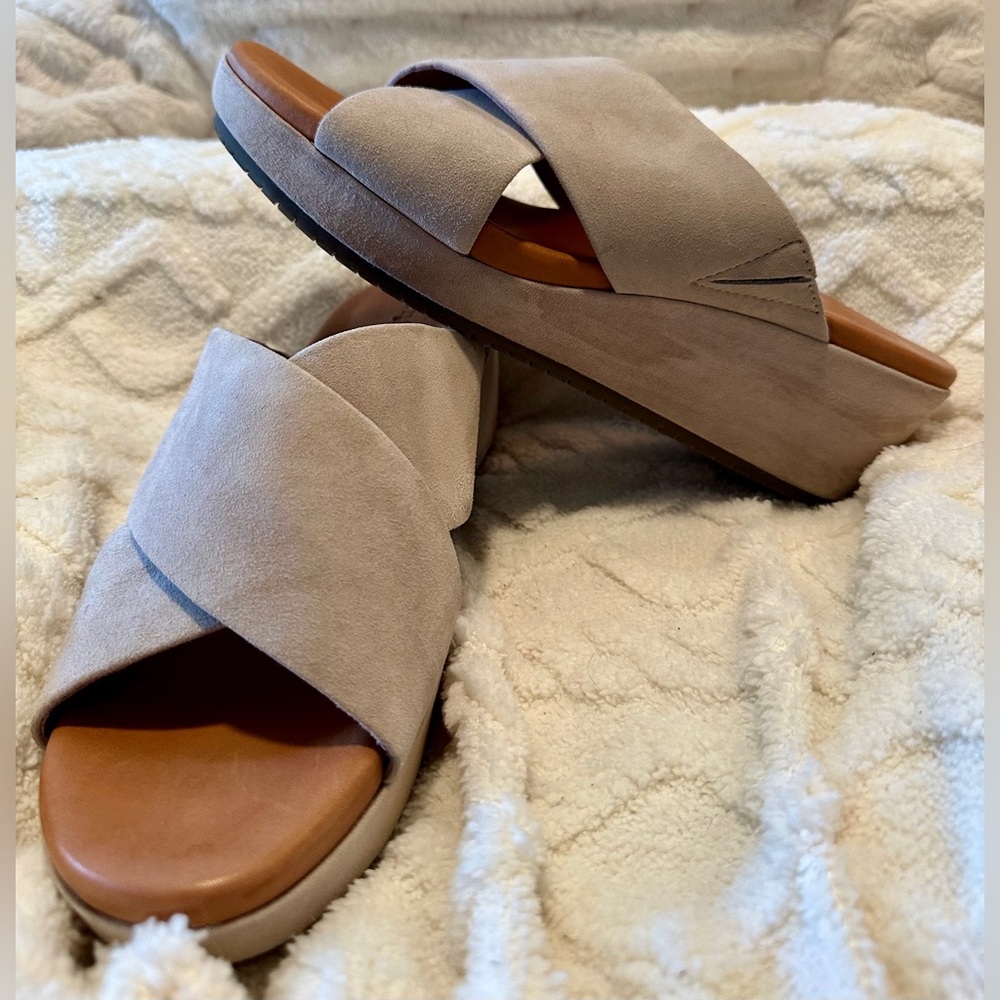 Gentle Souls Mikenzie Suede Platform Sandals Cream Sz 11 Criss Cross Straps EUC